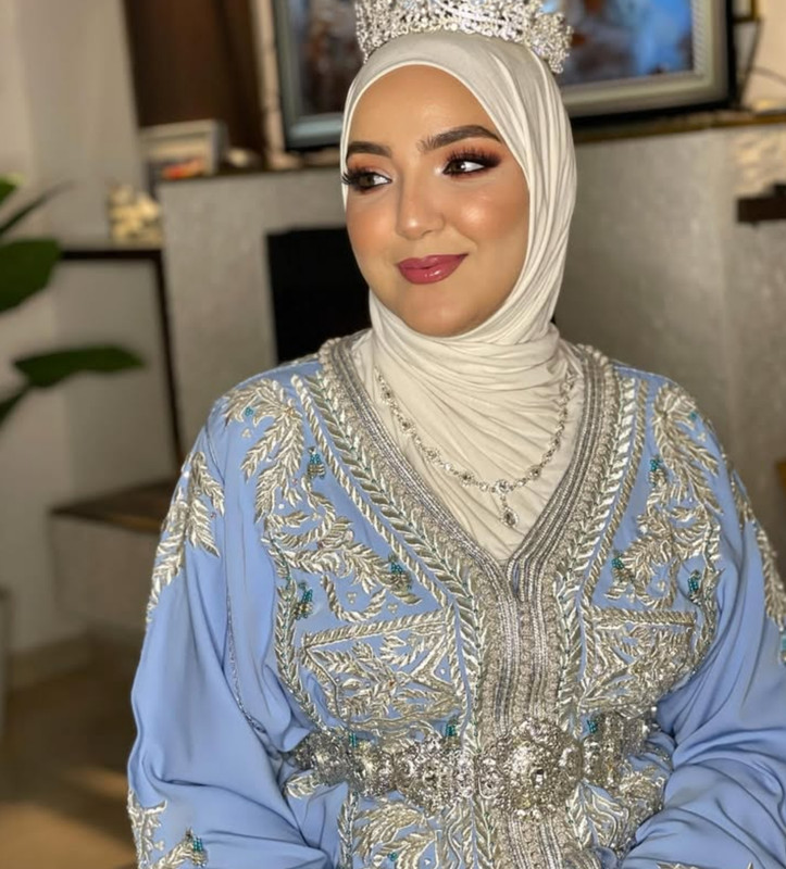 Artisan weaving a caftan