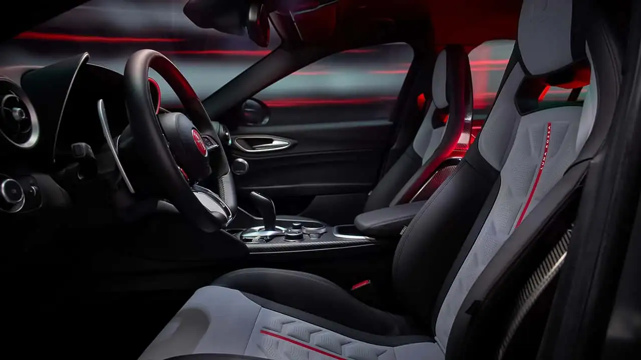 alfa-romeo-giulia-quadrifoglio-luna-rossa-2026-(1).webp