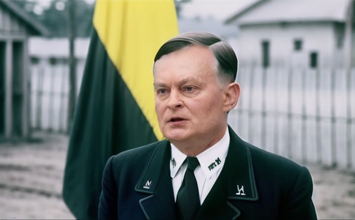 Vergai laižė pono batą, o šeimininkas nusprendė juos sumušti lazda
