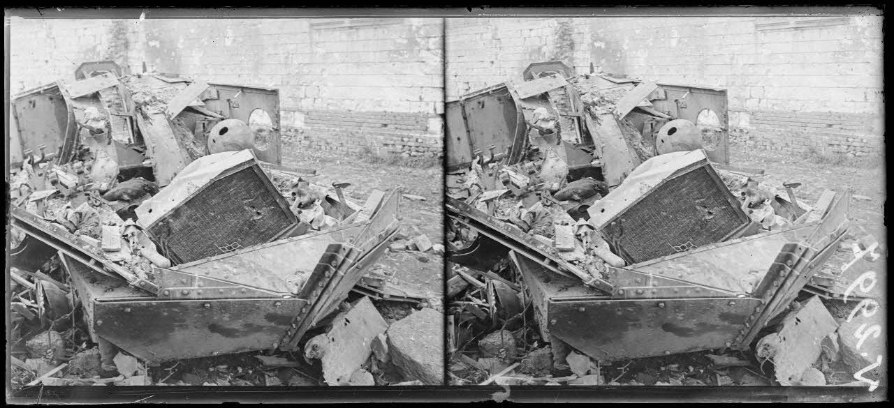 Théâtre de violents combats entre le 7 avril et le 9 mai 1918, le village de Grivesnes situé au...