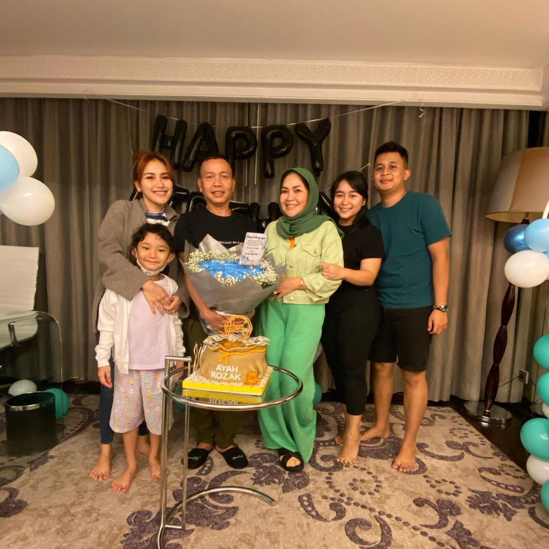Potret perayaan ulang tahun Abdul Rozak, ayah Ayu Ting Ting