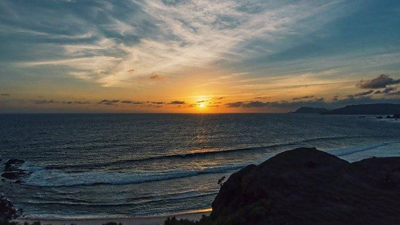 Pesona Sunset yang Memukau di Bukit Merese