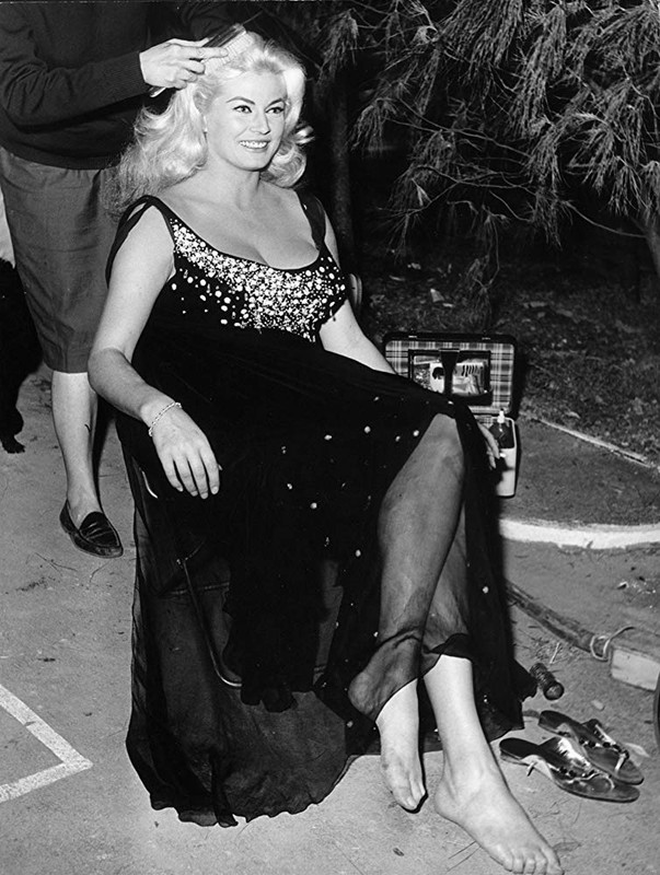 MV5BNDMyNzEwMTc1MF5BMl5BanBnXkFtZTgwMTg0MTE1MjE@._V1_SY1000_CR0,