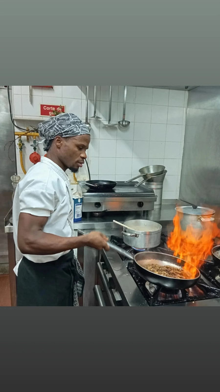 Chef Hermínio a flambar um prato na cozinha do Entre Mundos e Bar