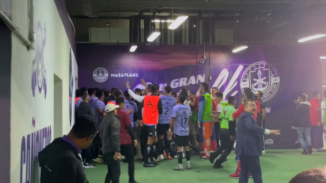 Video: Mazatlán vs Chivas termina en conato de bronca tras agónico empate