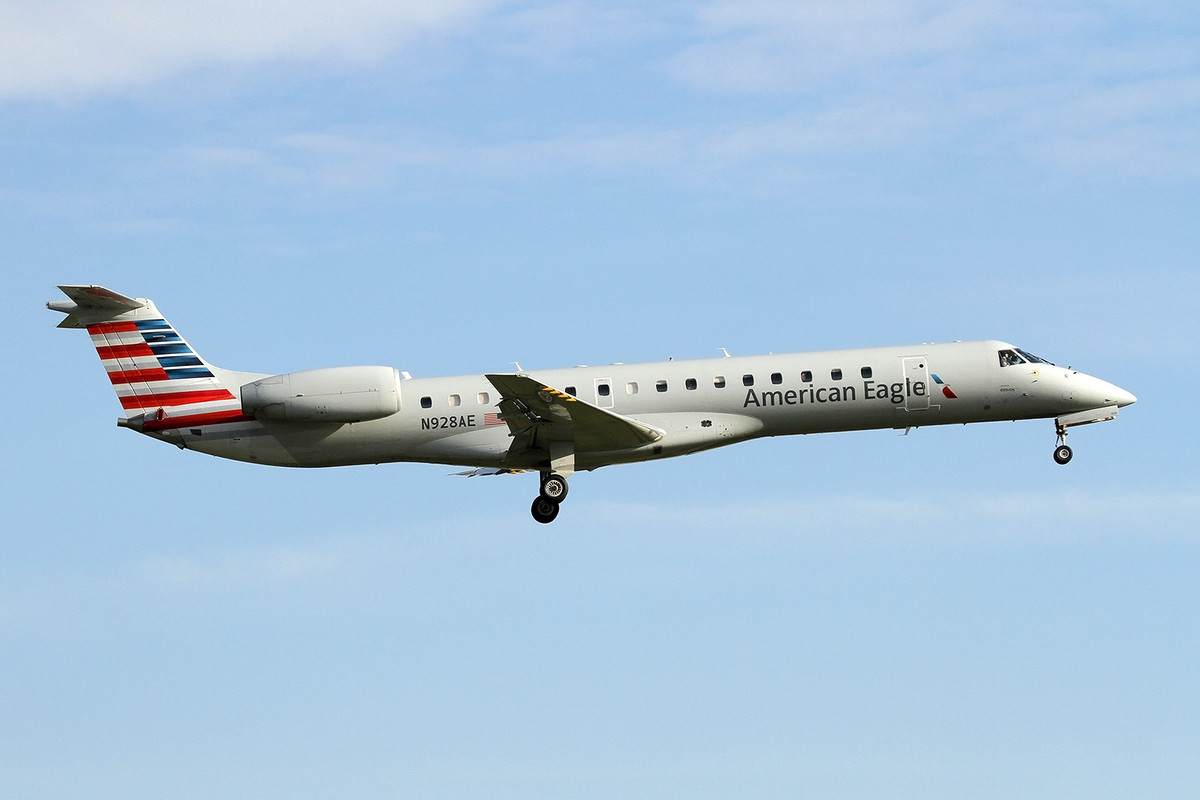 088_EMB-145LR_N928AE_American Eagle