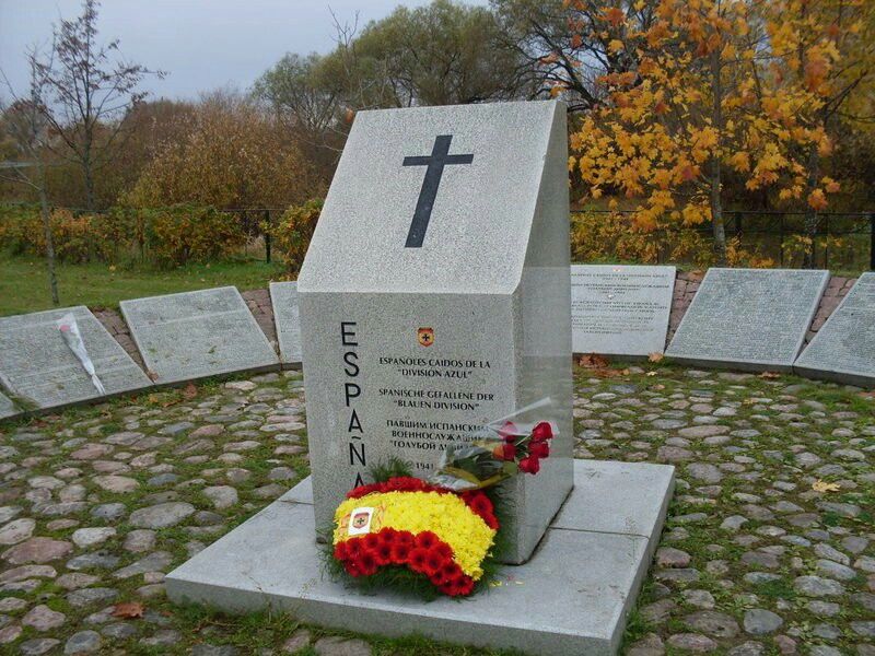 Monumento a los Caídos de la División Azul en el sector español del Cementerio Militar Alemán de Pankowk, Rusia