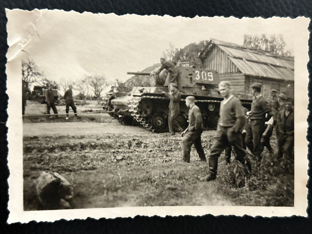 Foto Wk2 Wehrmacht Front Kampf Russischer KW 1 Panzer Turmnummer 309 (1)