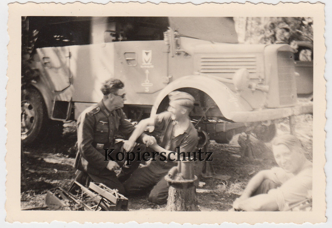 Foto Wehrmacht Soldat Reparatur Reifenwechsel Kübelwagen takt. Z