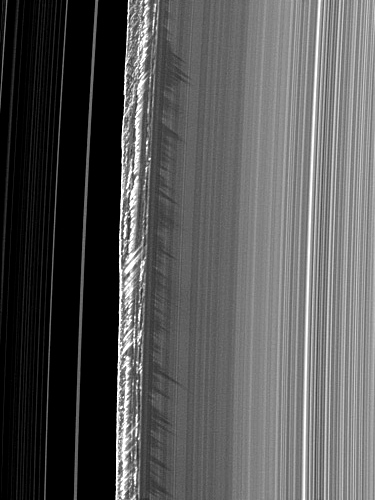 icebergs iluminados al borde de la división de Cassini