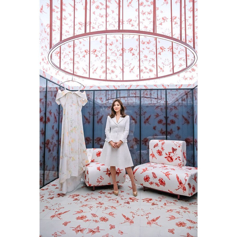 Song Hye Kyo saat menghadiri Pameran Budaya Sulwha.