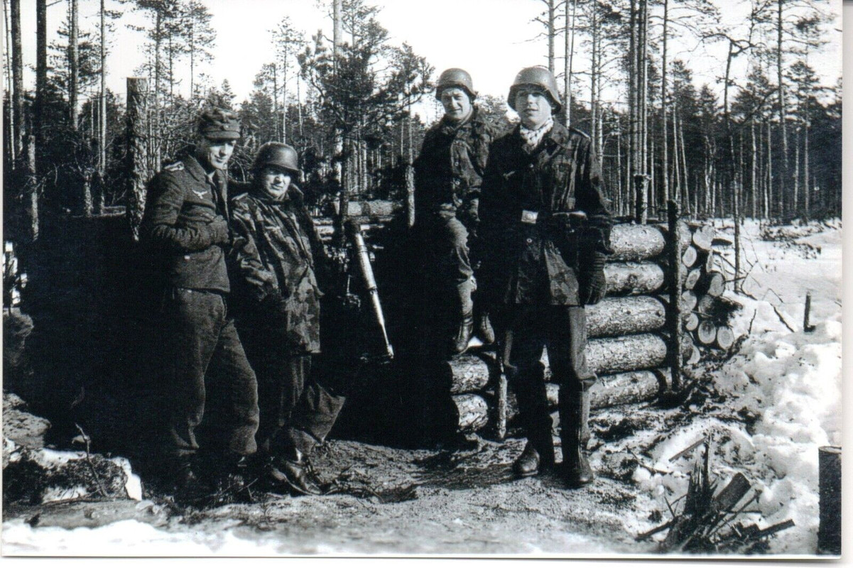 Foto Panzer Deutsche Soldaten in tarn Camo mit Granatwerfer im Osten 1943
