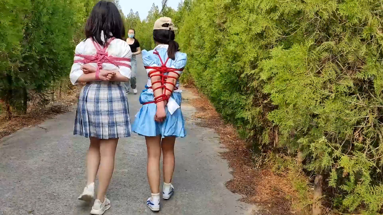 一绳所爱 初次体验捆绑的女孩户外做任务.mp4_20230429_130211.076
