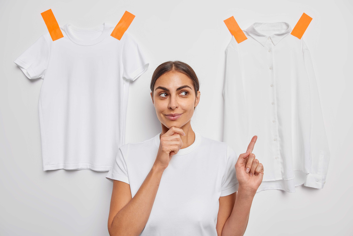 Femeie ganditoare ce model de tricou sa aleaga Polo sau simplu