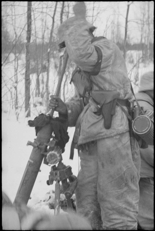 Les servants d'une pièce de mortier d'infanterie. 1944