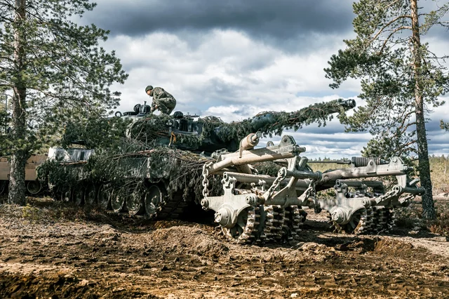 finnish-leopard-2a4-tank-with-urdan-mine-clearing-roller-v0-in5kqz78l0za1.webp