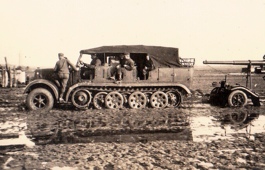Flak Geschütz-Anhänger im Schlamm