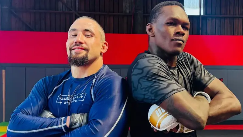 Уитакър помага на Адесаня в лагера за Пайфър