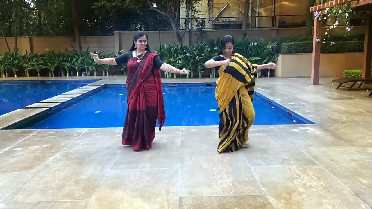 Malayali Homely Aunties Big Ass,Boobs and Navel while dancing.mkv_snapshot_03.08.420