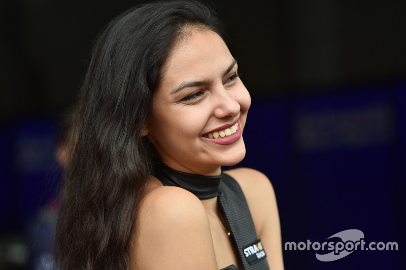 bes-24-hours-of-spa-2018-strakka-girl