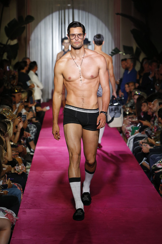 dolce-and-gabbana-summer-2019-men-naked-king-fashion-show-37
