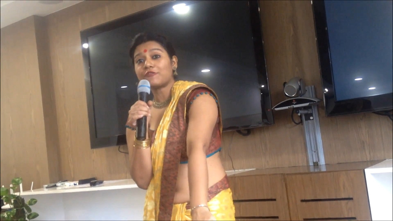 baisakhas sexy hip and navel.mp4_snapshot_00.28.411