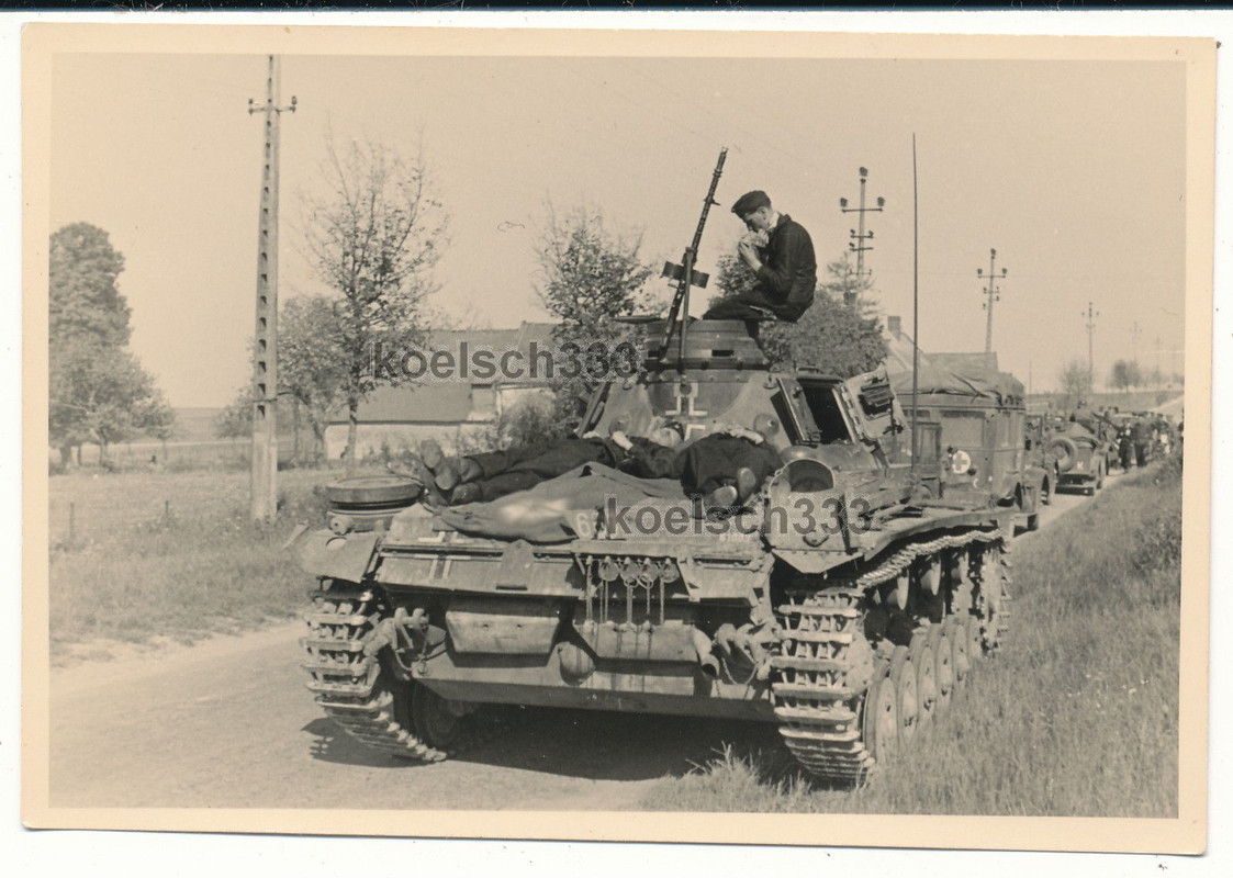 Foto Panzermänner machen Nickerchen auf Panzer III in Frankreich