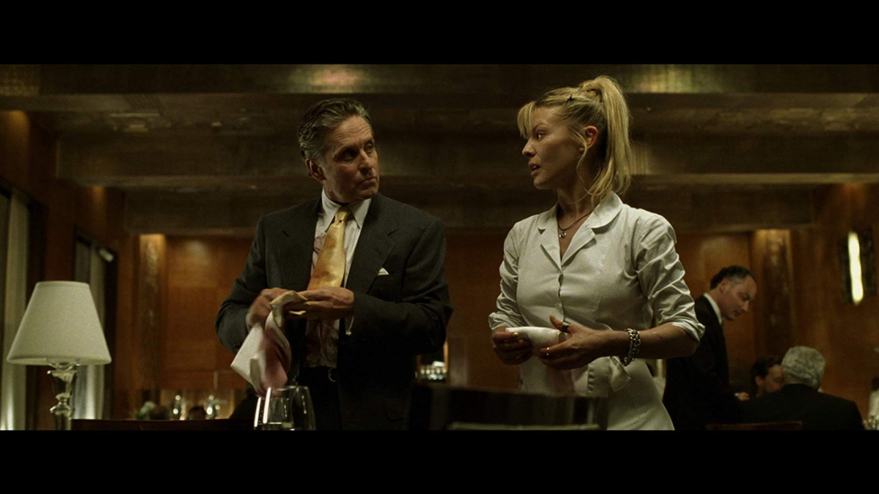 Michael Douglas danDeborah Kara Unger dalam film The Game (1997)