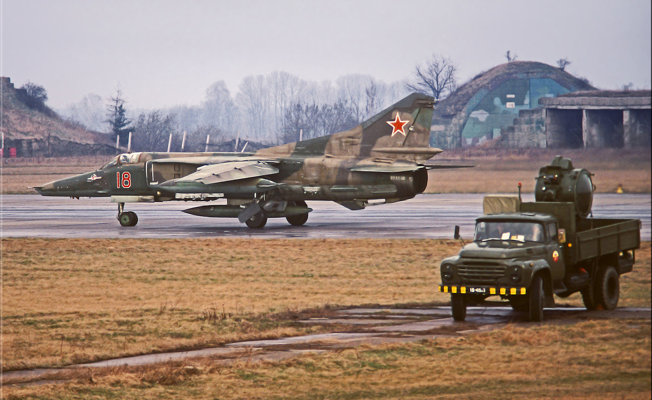 296 APIB MiG-27M 18 Red_83712545648