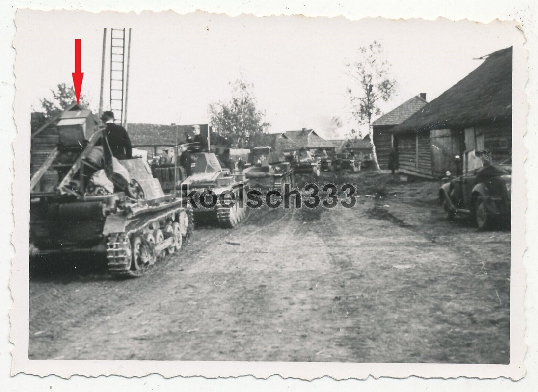 Foto Panzer I Ladungsträger hinter Panzer II und Pz.Kpfw. 38(t) an der Ostfront