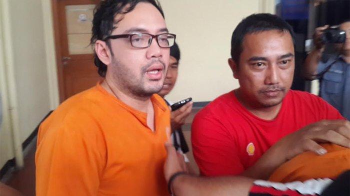 Artis Sandy Tumiwa menjadi tersangka atas kepemilikan 0,24 gram sabu di Polres Jakarta Pusat, Sabtu (2/3/2019)