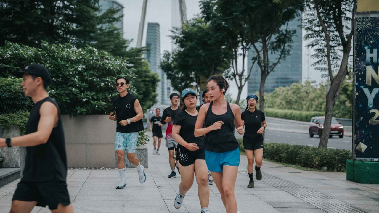 Cộng đồng chạy bộ Fox Run của Active Fox rèn luyện thể lực trên cầu Ba Son Quận 1 TP.HCM