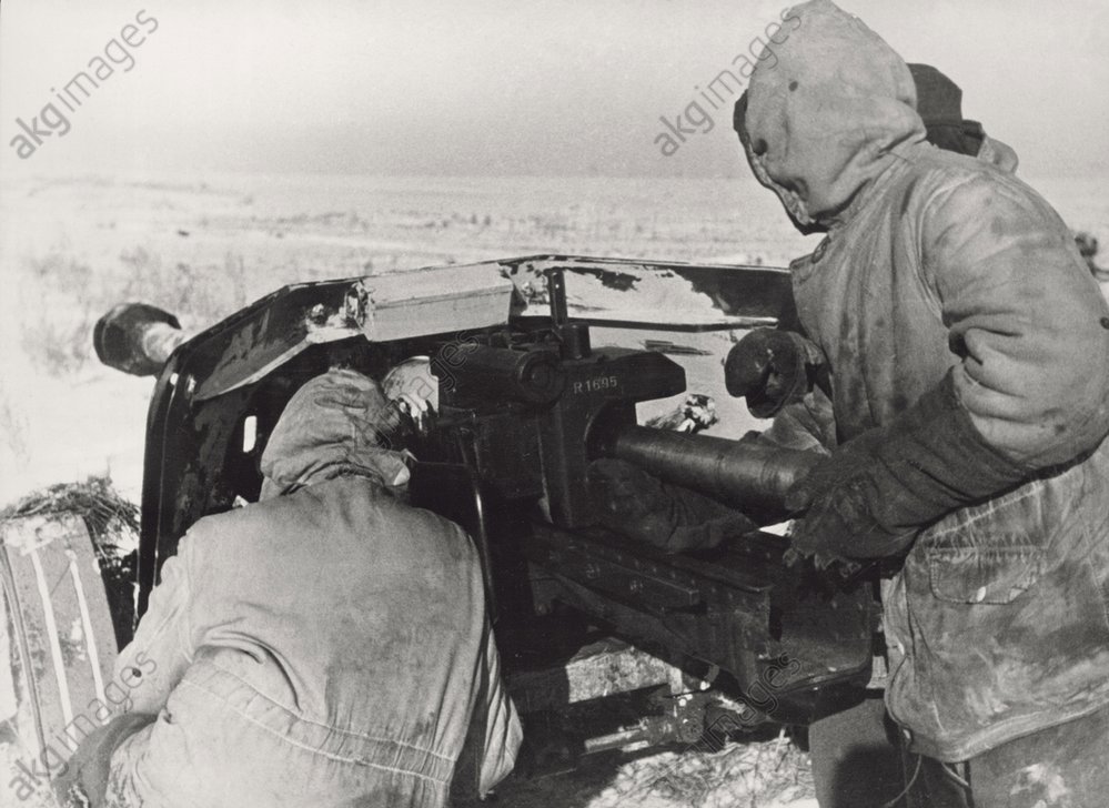 German soldiers positioning an antitank cannon on the Donets Russian front. February 1943 (4)