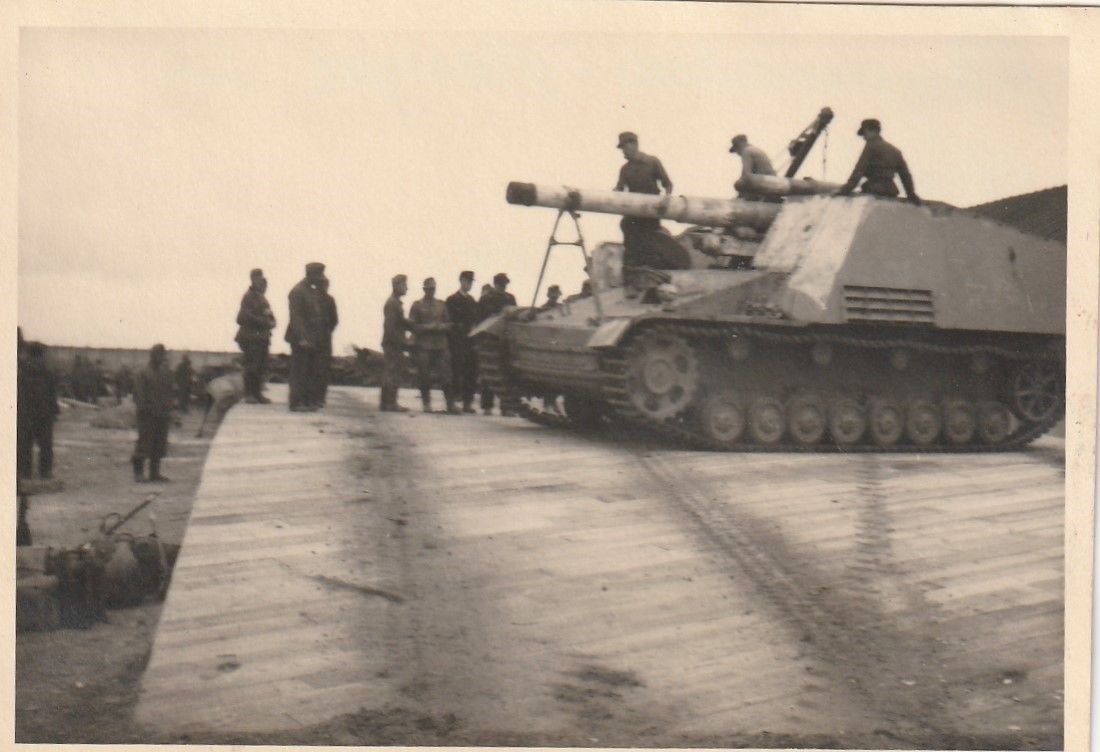 Hummel auf Panzerverladerampe erbaut 1944 Pionier-Brückenbau-Bat