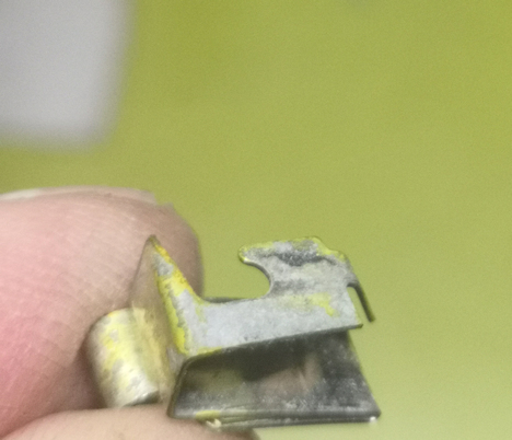 Contact in bulb holder   out