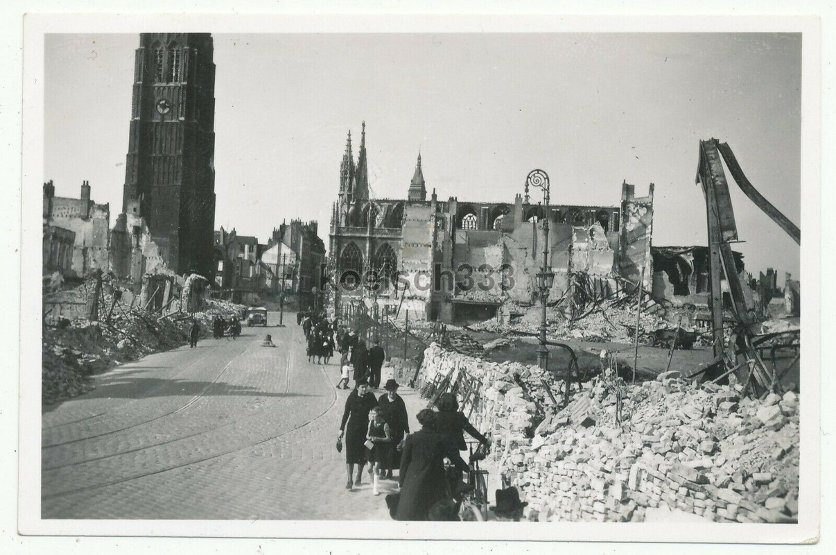 Foto Zivilisten in den Ruinen der zerstörten Stadt Dünkirchen Frankreich 1940
