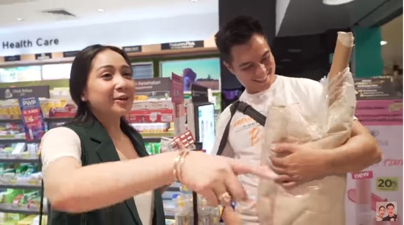 kado karpet langsung diserahkan ke Nagita Slavina di pusat perbelanjaan
