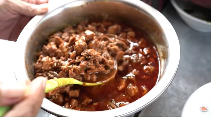 Topping ayam di Warung Mie Ayam Bakso dan Ceker Mang Ebot.
