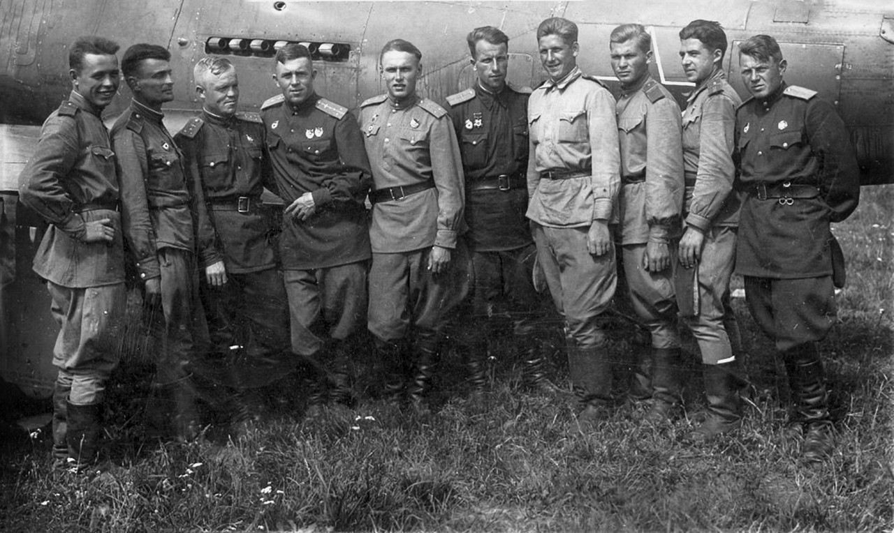 Bell-P-39-Airacobra-39GvIAP-9IAK-PVO-with-pilots-Southern-Air-Defense-Front-1943-01