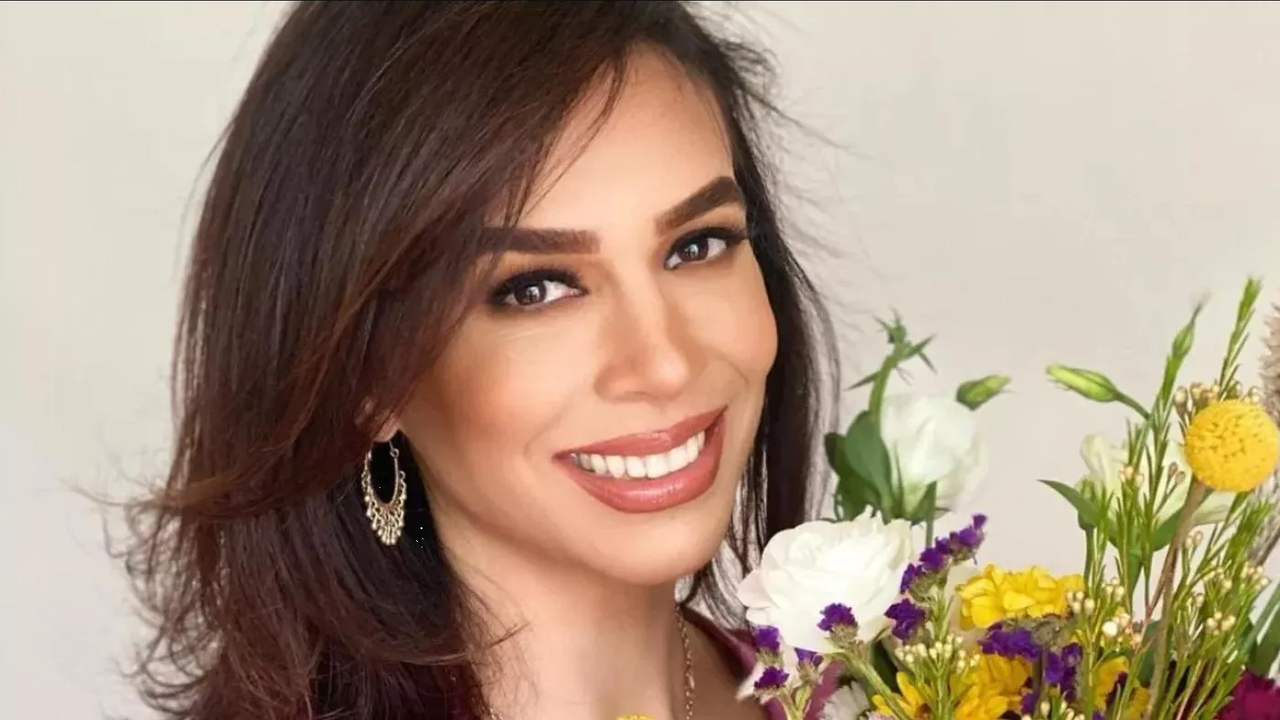 Con minisexy vestido de lentejuelas Biby Gaytán reaparece en Televisa