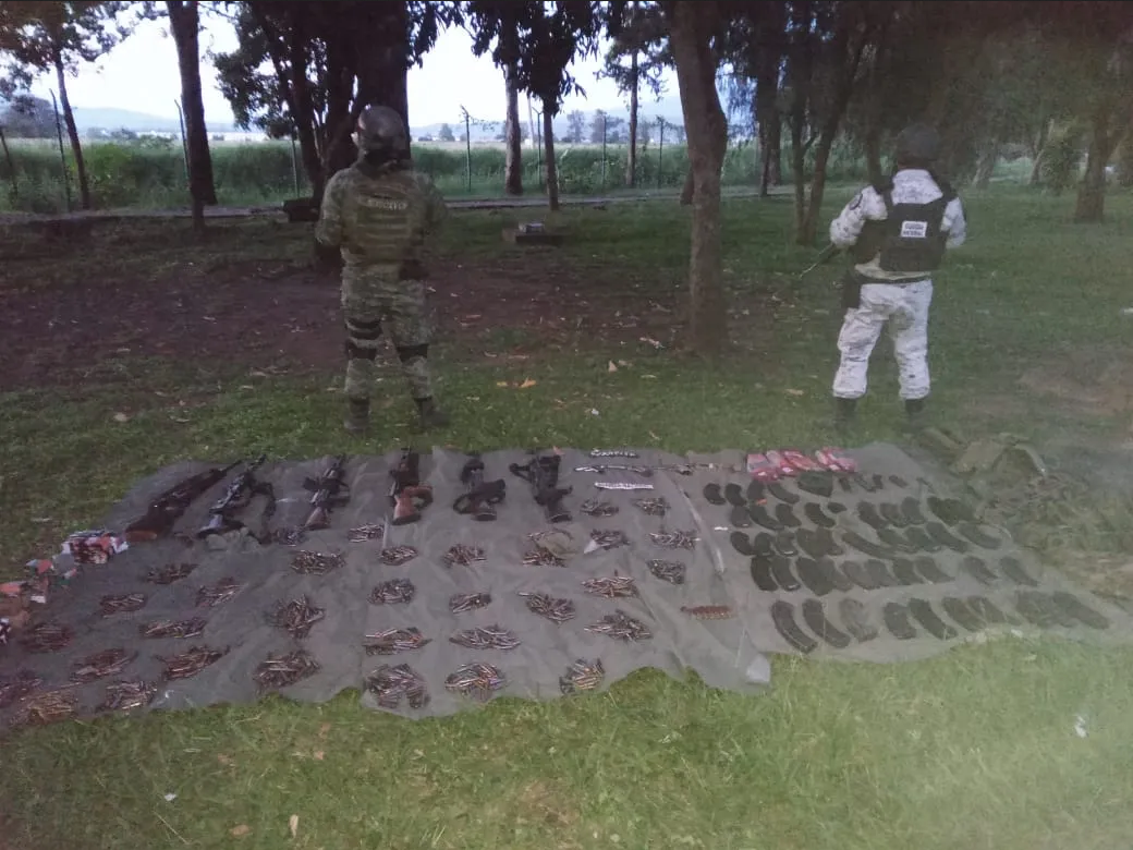 Guardia Nacional y Ejército Mexicano aseguran arsenal en Michoacán