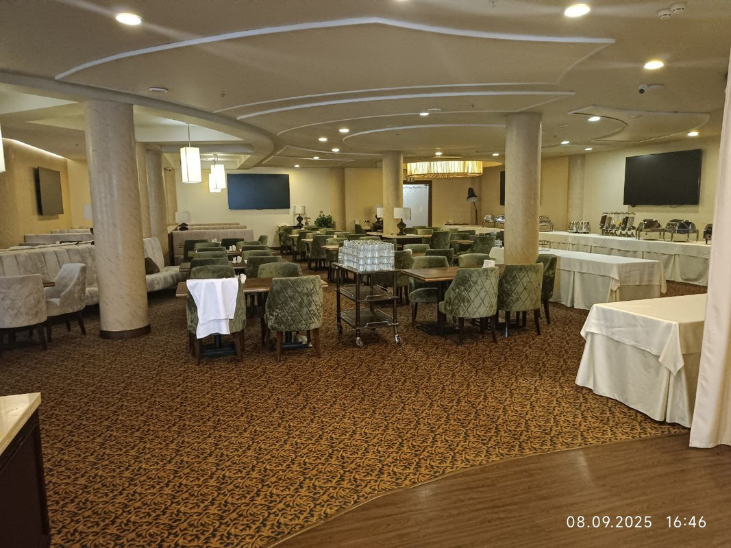 Ресторан в Шахтер Плаза