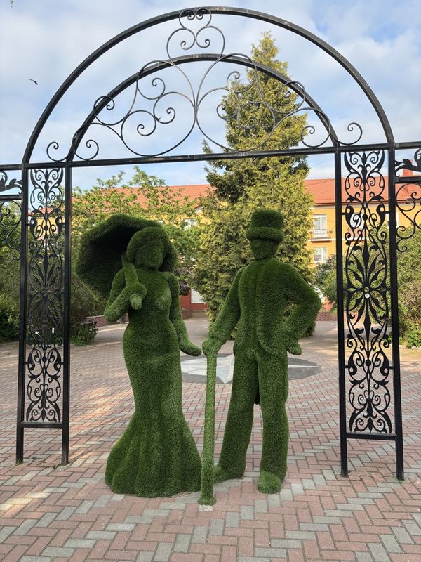 green-hedge-couple.jpg