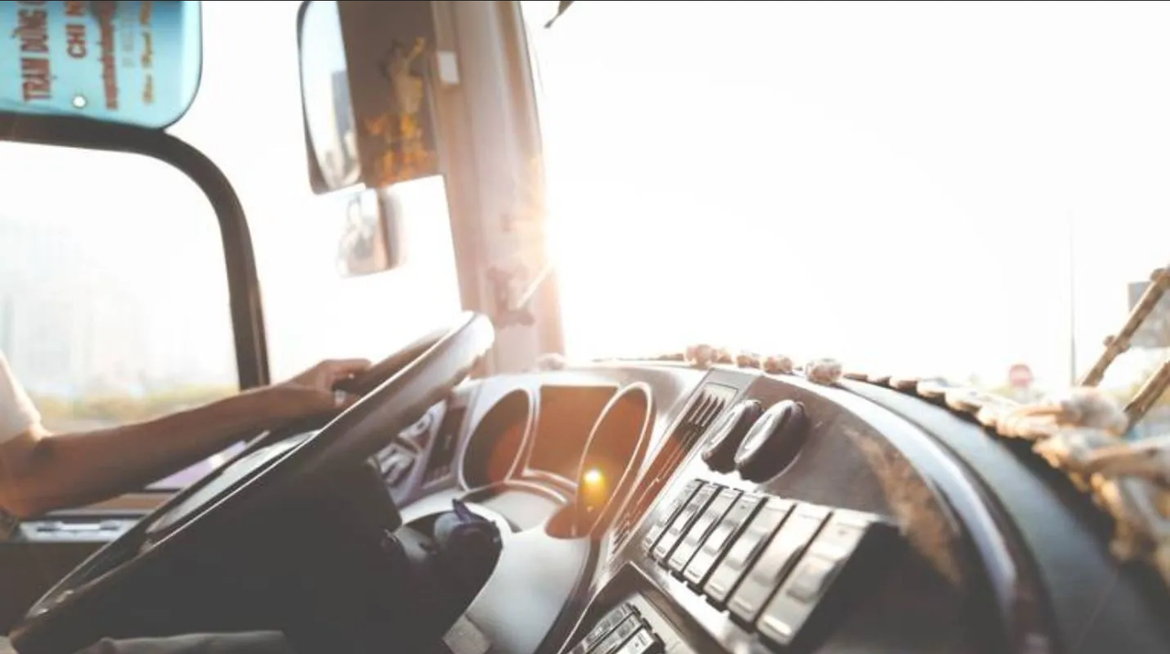 Chofer de micro amenaza a pasajeros por no usar el cinturón y se hace viral