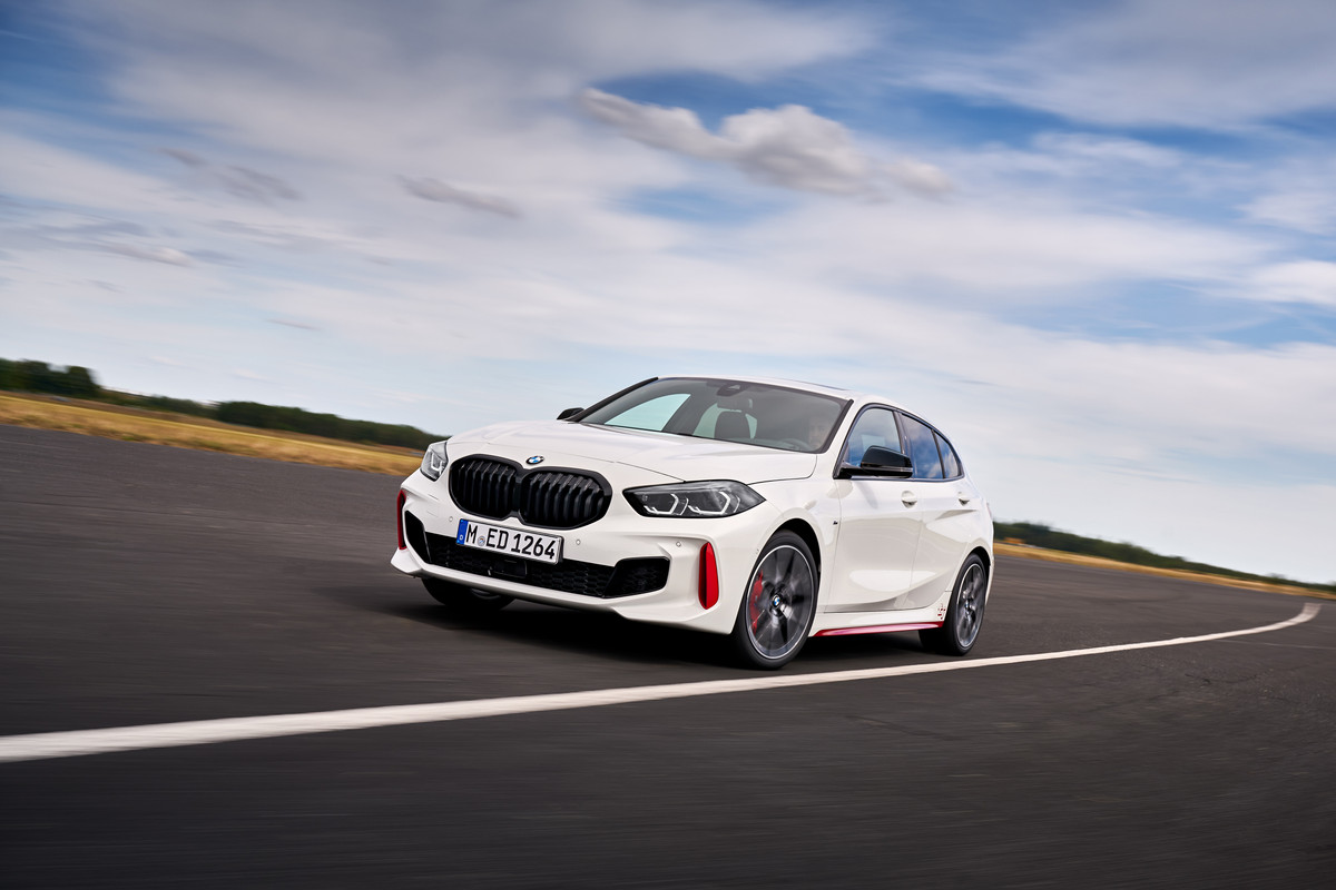 P90402183_highRes_the-all-new-bmw-128t