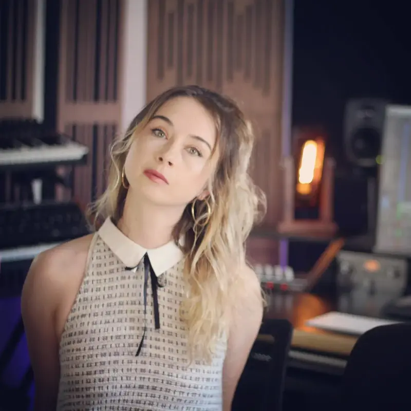 Chica australiana dentro de un estudio de producción musical