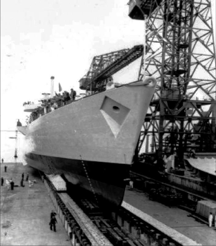 HMS Sheffield (D80) спуск на воду-1