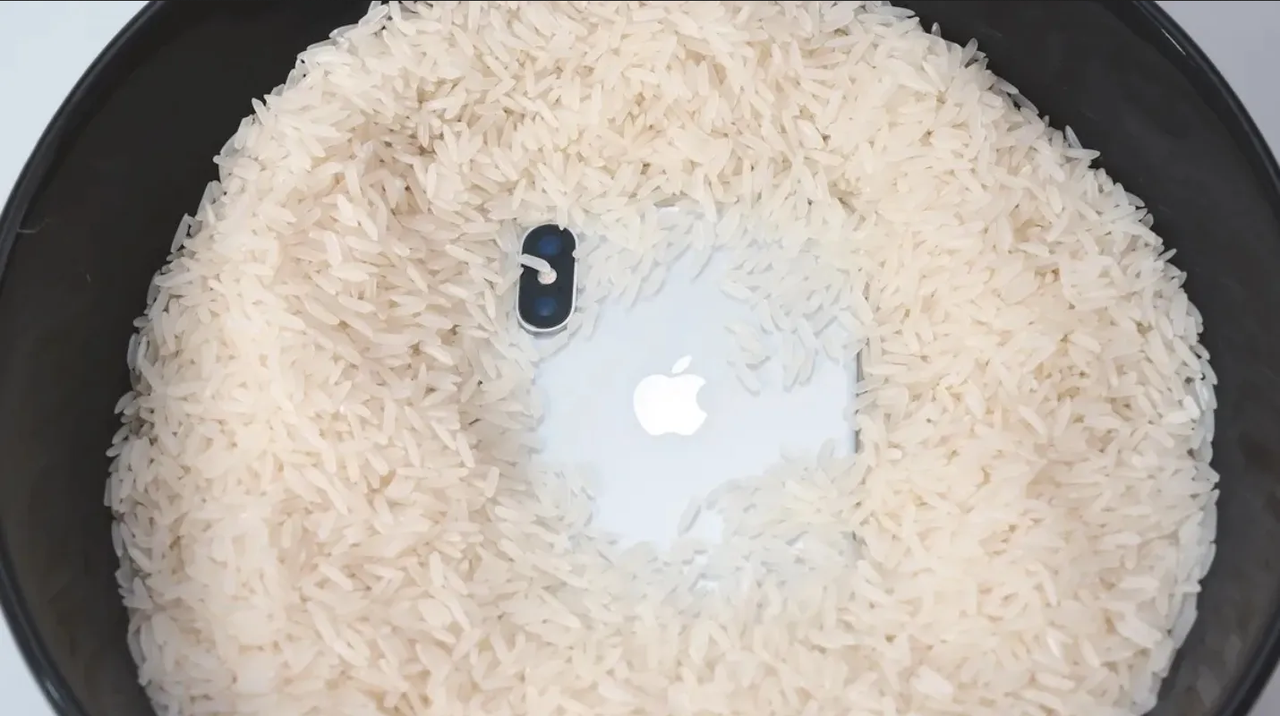 Apple revela que dejar un iPhone mojado en arroz, no solucionará nada