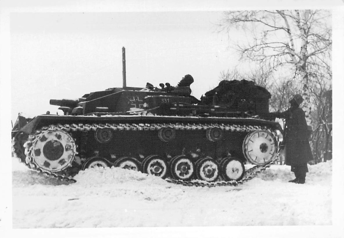 Foto WK II Wehrmacht Seitenansicht eines Sturmgeschützes Stug Ba