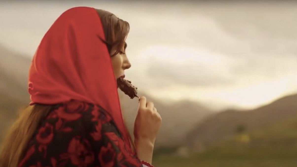 Irán prohíbe a las mujeres aparecer en anuncios tras comercial 'sexy' de Magnum